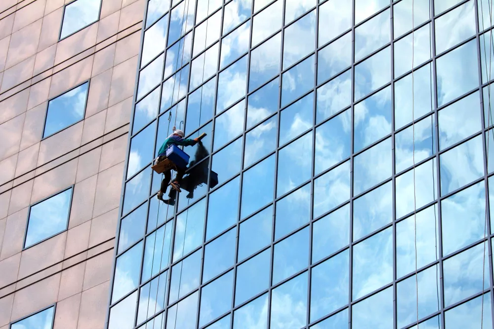 Sicherheitsvorschriften für Glasreinigung an hohen Gebäuden in Frankfurt